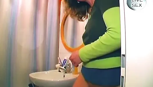 Sarışın kalın cam dildosunu derinden kaydırıyor