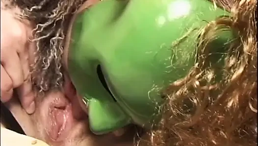 Maskeli sarışın bebek çılgın yarakla sikişiyor