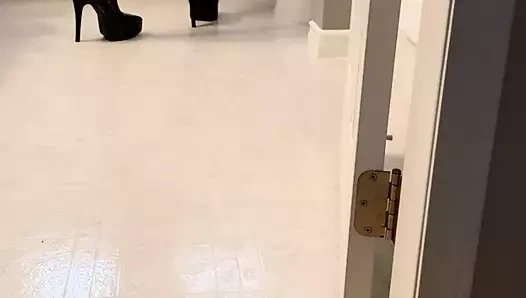 Yüksek topuklu korkak yapay penis ve kirli konuşma ile oynuyor
