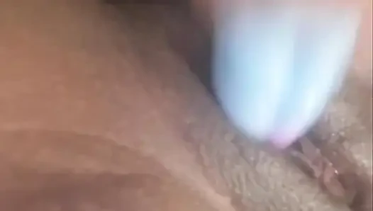 Götten ağza bile tüm deliklerinde dildo kullanıyor