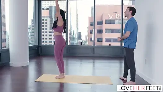 Büyük memeli Anissa Kate seansta yoga hocasıyla sikişiyor