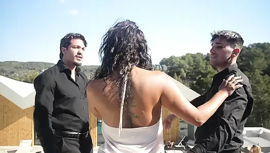 Dreier Eine Brünette Super Nach Dem Outdoor-interview