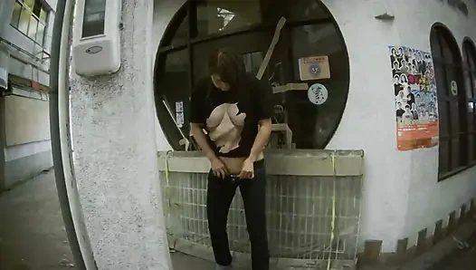 MILF in ultra flachen jeans im freien ..