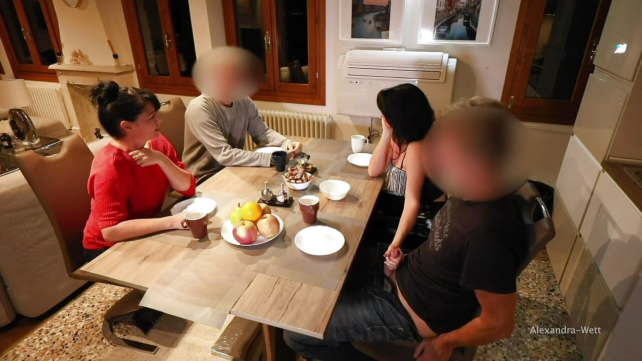 Aruncat sub masă, în mijlocul restaurantului,