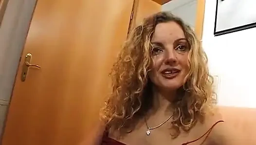 Harika sarışın orta yaşlı seksi fahişe yumuşak yarak emiyor