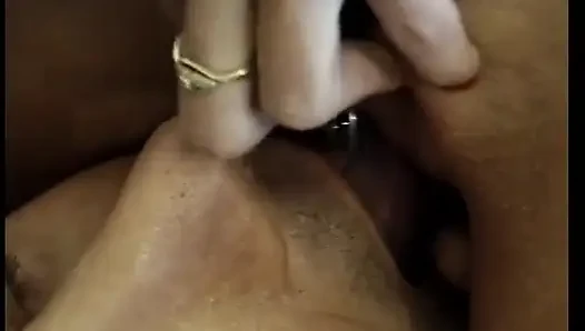 Cowok ini jilat memek cewek rambut cokelat di ranjang sambil disepong sama cowok rambut pirang