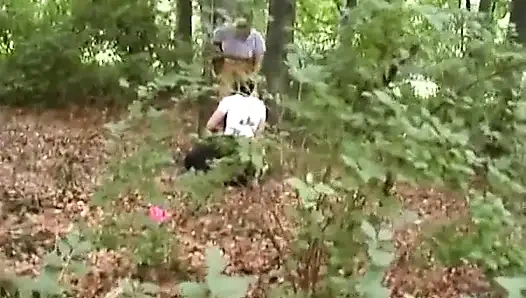 Perfektes schätzchen aus deutschland wird in ihre löcher im wald gefickt