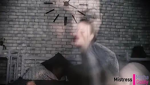 Нюхальщики каждый день! День 5 Маленькая нюхающая шлюшка получит прерванный оргазм