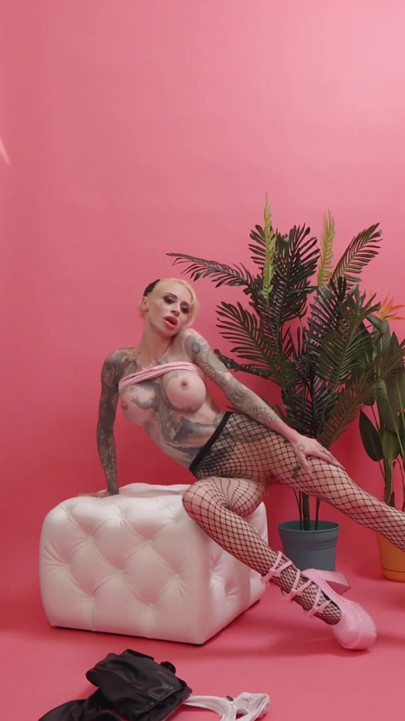 Bts - Tatuada Beleza Sasha Beart se prepara para uma sessão de fotos de flirty