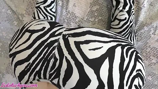 Seksi kız şehvetli emiyor ve sert kovboy kız büyük yarak