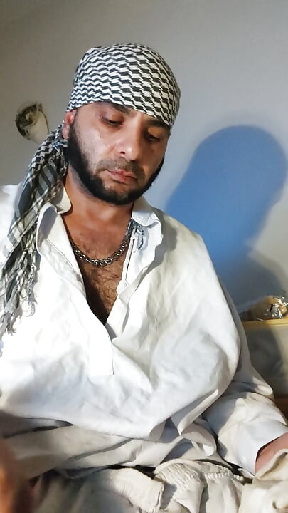 穿着阿富汗衣服的肮脏垃圾兄弟, 甲板袜子撒尿和喝尿