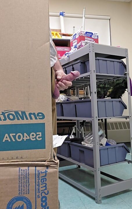 同僚がピクを捕まえ、濃厚な射精で終わる