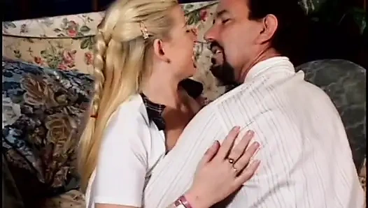 Симпатичная тинка в белых чулках сосет хуй и трахается на диване