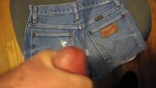 Cum en pantalones cortos de jean retro mientras ve porno.