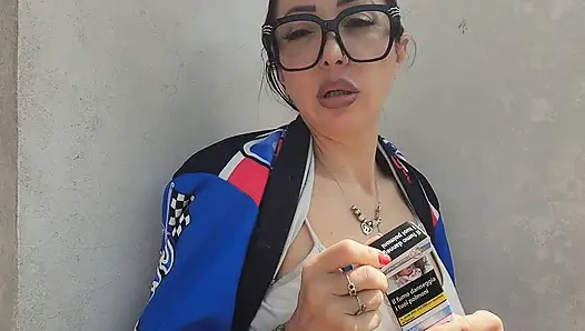 eine neue entspannte Pause mit dem Rauchen und der schönen Lavinia