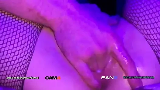 Web kamerası genç kız yakın çekim bakış açısı sahnesinde amının suyunu emiyor