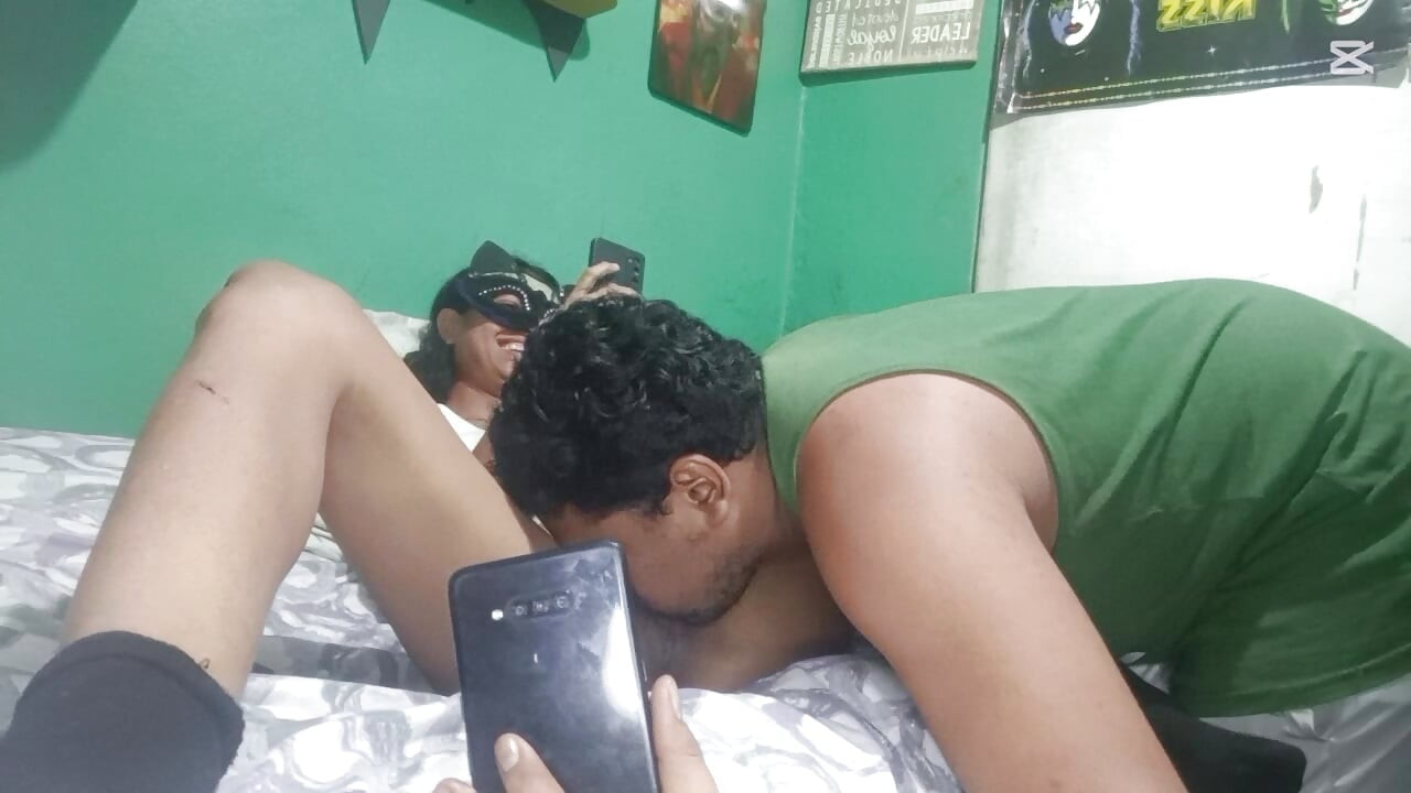 Chupando a buceta da minha amiga enquanto ela está de plantão com o namorado