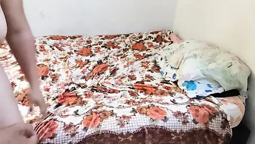 İri göğüslü Hintli karımın güzel götü her gün sikişmek için mükemmel