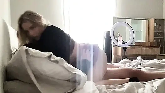 Чувственный кримпай в любительском видео - Быстрая наездница StellaPremature и камшот раком