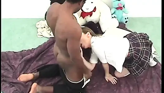 Schwarzer großer hulk von einem mann dringt in die junge weiße muschi Brooke ein und kommt dann auf ihr gesicht, nachdem sie blowjob bekommen hat
