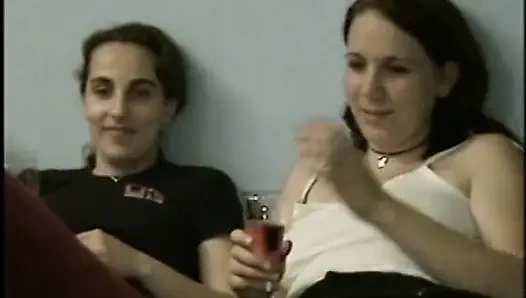 Сексуальных девушек сняли на видео у него дома