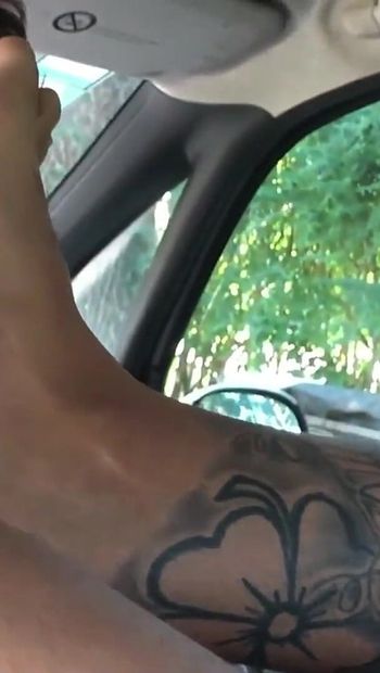 Un homme sexy chatouille dans une fer S voiture