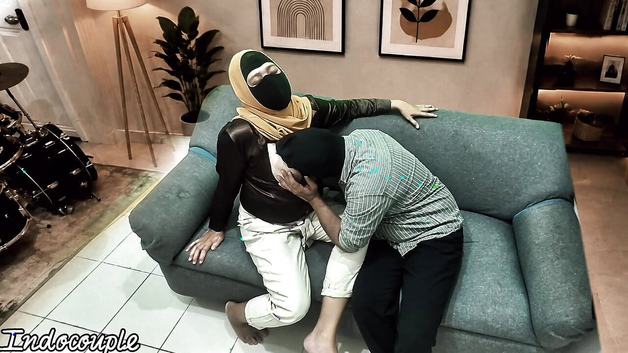 Teman kantor muslim berhijab dan bosnya untuk promosi jilat memek berbulu dan nyepong kontol dan ngentot memek becek