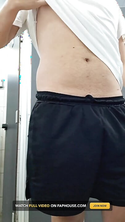 Quase Fui Pego Me Exibindo Dentro Do Banheiro Onde Os Caminhoneiros Tomam Banho