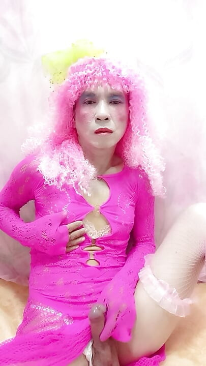 Oanh Le transgender w seksownej sukience robi sobie selfie