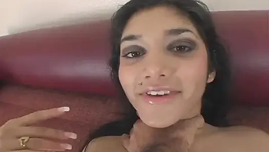 Ateşli hatun büyük bir yarağı emiyor ve sonra üstüne çıkıyor ve boşalıyor