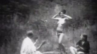 Vintage stripper die in het bos danst