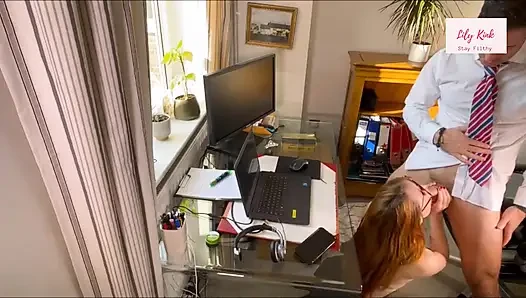 MENGGODA BOSKU DI KANTOR DAN DIENTOT DI ATAS MEJA