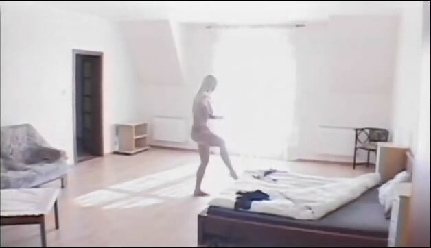 Seksi uzun saçlı sarışın götüyle sert siyah yarağa biniyor