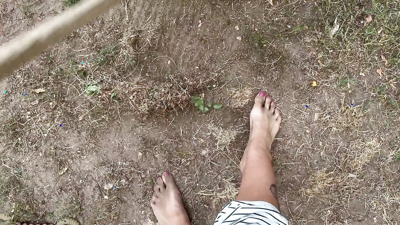 Грязные ступни в саду
