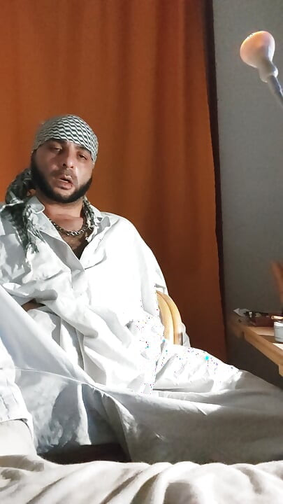 Брудний джанкбро, одягнений в афганський одяг, пісяють у шкарпетках і п'ють