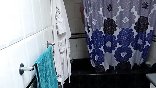 Ibu tiriku yang cantik pulang kerja dan menyenangkanku dengan masturbasi kami.