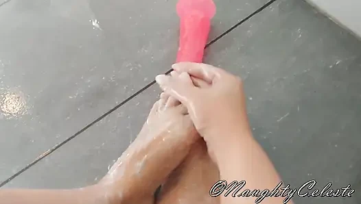 Dildo-footjob in der dusche mit seife