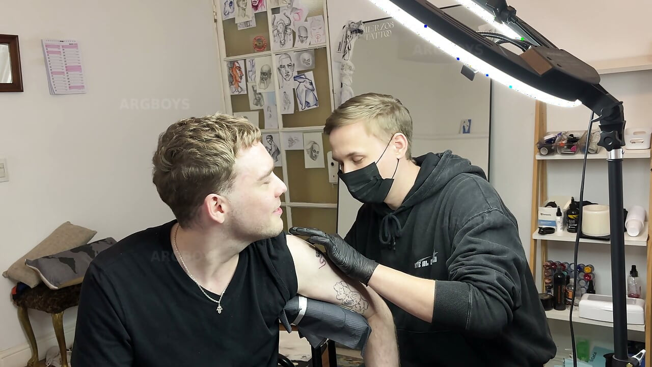 Sexy Tattoo Artist Gets His Cock Sucked While Eating Client’s Big Ass Until He Cums Messily
