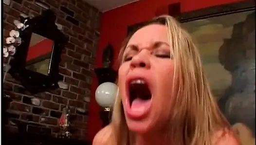 Blonde MILF Mit Großen Titten Und Pussy Piercing Nimmt Großen Schwanz