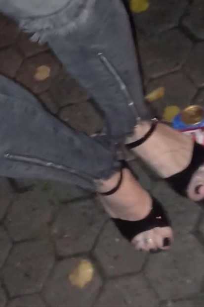 Crossdressing - Striptizeta u štiklama i uske traperice