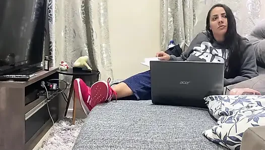 Kiffa nggak ngasih layanan footjob sama budak seksnya sambil jilat sepatu kenyalnya