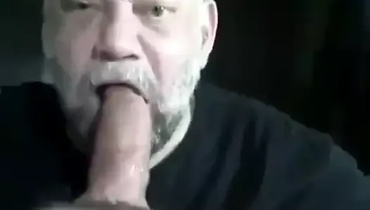 Bearded grandpa gives an amazing blowjob