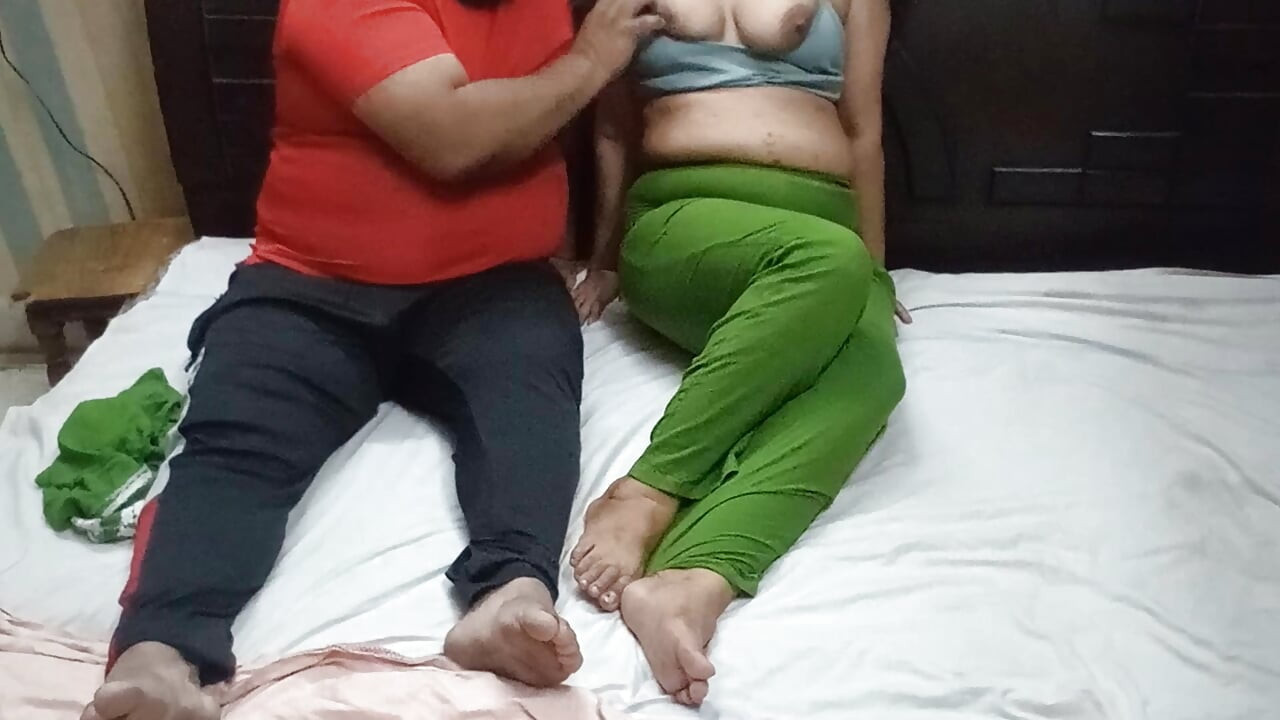 Jija paukuttaa Saliaan kovaa desi xxx -videossa
