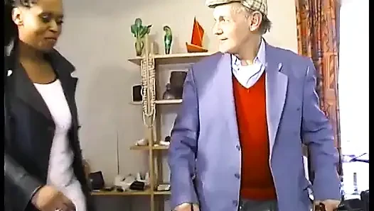 Eine gut gepflegte schwarze bietet einem perversen alten mann ihre muschi an!