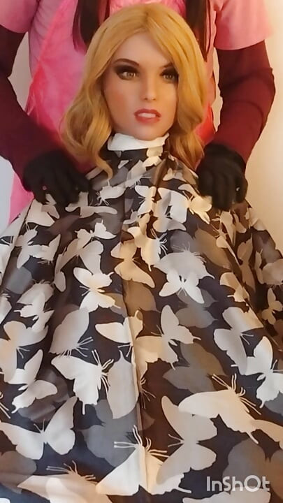 Lauren穿著絲滑柔軟的理髮披肩進行模特兒展示