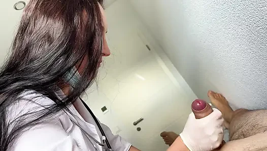 Самая горячая медсестра забыла, что была на работе