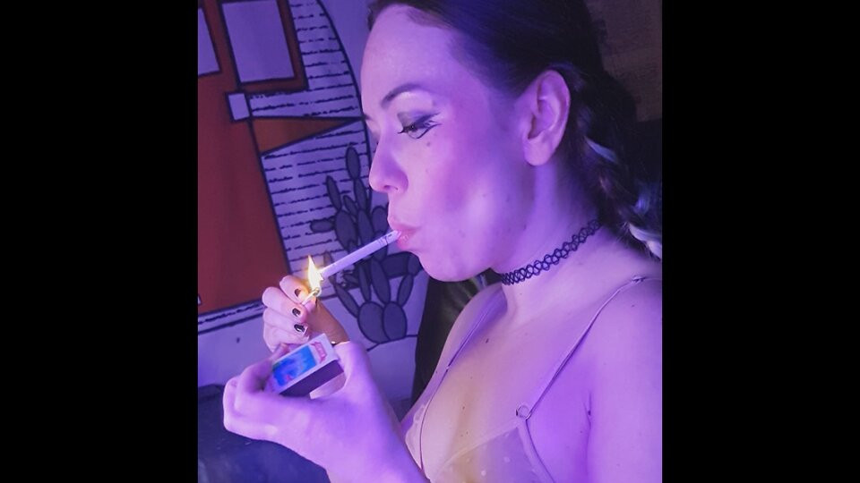 STEPSISTER SMOKES NAKED