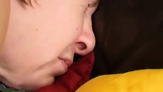 Azgın olgun esmer kanepede parmaklanıyor ve sert sikiliyor
