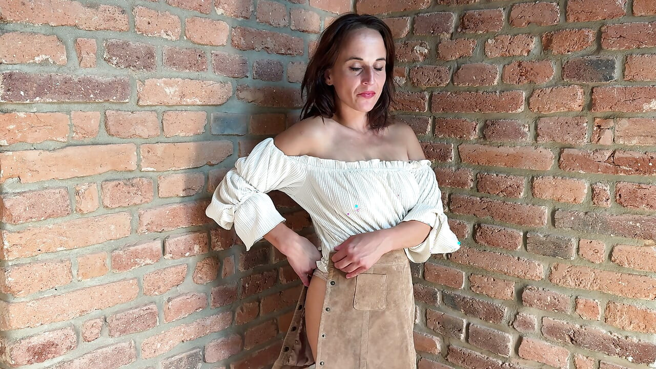 Nơi bỏ hoang của Reina trêu chọc thoát y