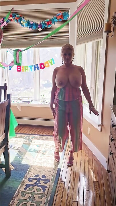 Sexy ONLYFAN Mature MOMMY Shows your her BIG TITS COMPILATION
